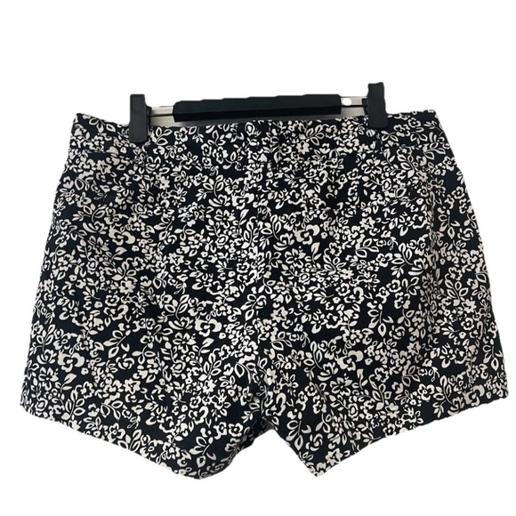 NWOT Black and White Print 4” inseam Size 6 Stretch, dressy - Picture 3 of 7